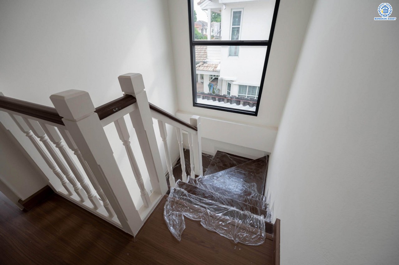 บ้านมือสองตกแต่งใหม่ โครงการ ชัยพฤกษ์ ติวานนท์-ราชพฤกษ์1หลังมุม เนื้อที่ 53.5 ตร.ว. ฟังก์ชัน 3 ห้องนอน 2 ห้องน้ำ จอดรถได้ 2 คัน สภาพแวดล้อมดี บนทำเลศักยภาพ หน้าโครงการติดถนนใหญ่ เชื่อมต่อถนนราชพฤกษ์ ใกล้จุดขึ้นทางด่วน "ศรีสมาน" ใกล้ห้าง "เซ็นทรัลเวสเกต" และ "โรบินสันศรีสมาน"